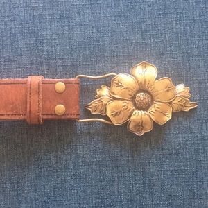 Abercrombie & Fitch brown leather belt w/ flower